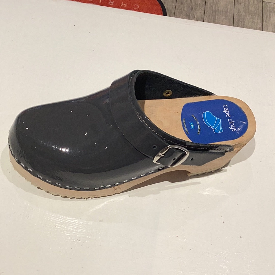 GREY PATENT CLOGS